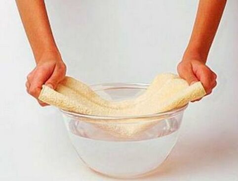 با یک حوله خیس شده در آب گرم کمپرس کنید - آلت تناسلی را برای ورزش آماده کنید