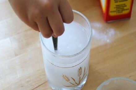 نوشابه حل شده در لیوان